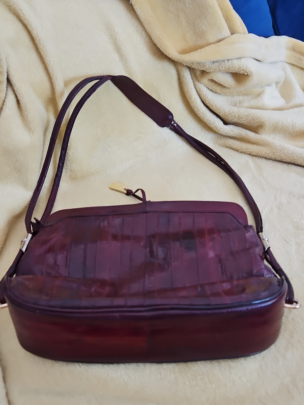 Women's Burgundy Shoulder Bag - Classic Leather Style